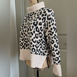 YET AGAIN Leopard Turtleneck Crop Sweater